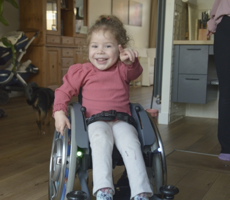 Donatie. Steun Elena, kind-ambassadeur Spieren voor Spieren, wijst naar de camera