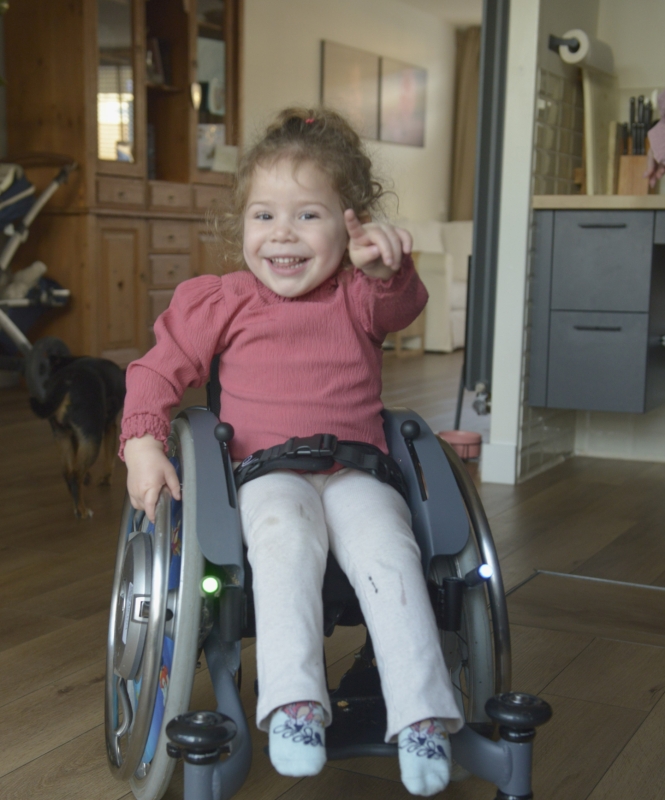 Donatie. Steun Elena, kind-ambassadeur Spieren voor Spieren, wijst naar de camera