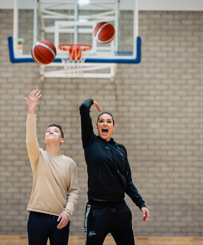 Chatilla van Grinsven en kind-ambassadeur Jazz aan het basketballen