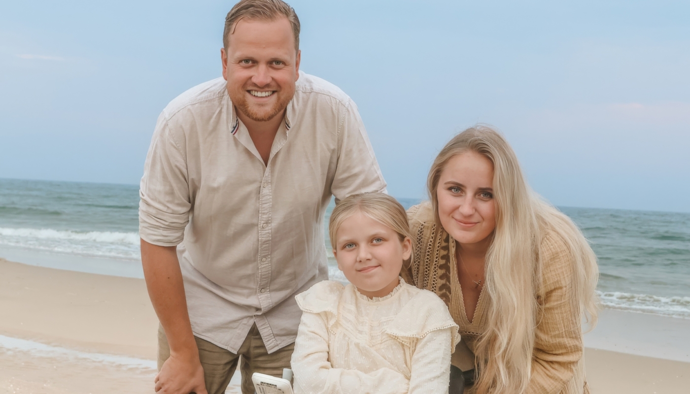 Dana met haar oom en tante die voor haar naar Spanje de camino lopen. title=