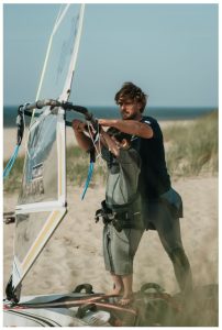 Windsurfer Bob van de Burght met Lucas. Surfen voor Spieren.